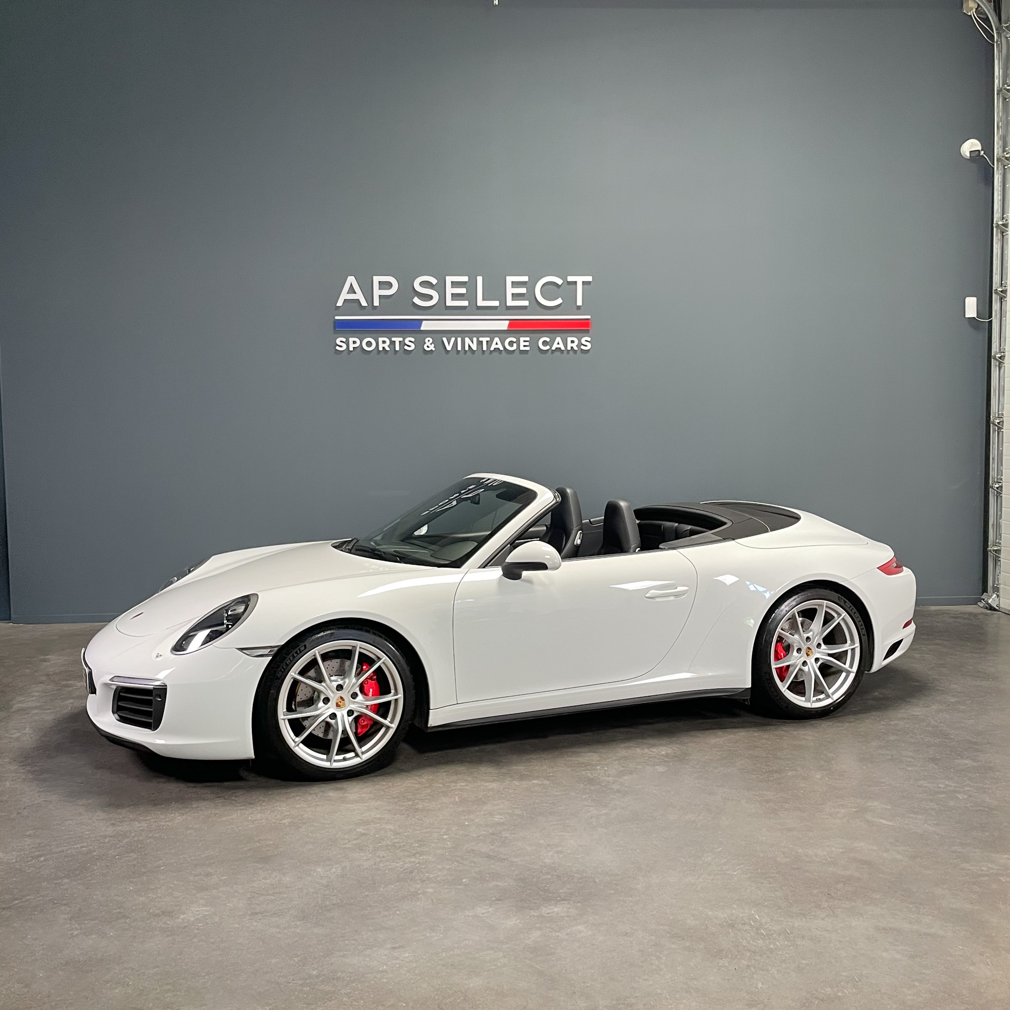 Photographie d'une Porsche 991.2 Carrera 4S Cabriolet vue de trois quarts face dans les locaux d'AP SELECT